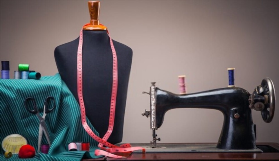 Mannequin statue with sweing machine